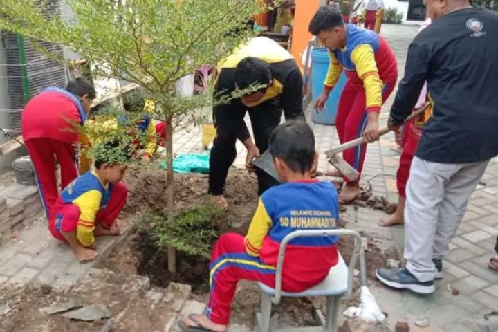 SD Muhammadiyah Blitar Tanam Pohon Ketapang