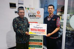 Fundraising secara simbolis menyerahkan dana operasional listrik kepada PCM Kepanjenkidul