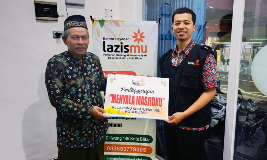 Fundraising secara simbolis menyerahkan dana operasional listrik kepada PCM Kepanjenkidul